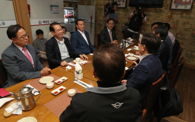 래통합당 4선 이상 당선 의원들이 3일 오후 서울 여의도의 한 식당에서 만찬회동하고 있다. 왼쪽부터 시계방향으로 이명수 의원, 권영세 당선인, 홍문표 의원, 주호영 의원, 김기현 당선인, 정진석 의원, 조경태 의원, 서병수 당선인, 박진 당선인./사진=연합뉴스