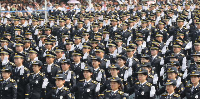 중앙경찰학교 졸업생들이 인권경찰 다짐을 하고 있다./연합뉴스