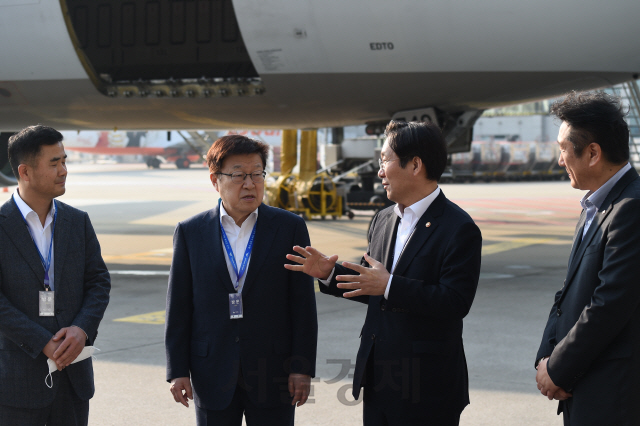 지난달 29일 중국 충칭으로 향하는 특별 전세기 앞에서 이번 전세기 운항을 지원한 기관 및 기업 주요 인사들이 대화를 나누고 있다. 왼쪽부터 강원구 케이로지 대표, 김영주 무역협회회장, 성윤모 산업통상자원부 장관, 이은선 CJ대한통운 본부장./사진제공=한국무역협회