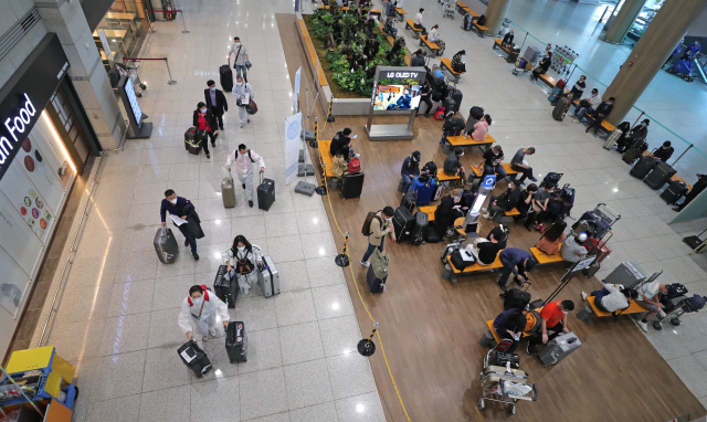 3일 오후 인천국제공항 1터미널에 마련된 해외입국자 전용대기소에서 입국자들이 차례를 기다리고 있다. / 연합뉴스