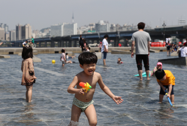 지난해 5월 5일 어린이날 오후 서울 여의도 한강시민공원에서 어린이들이 물놀이를 즐기고 있다. / 연합뉴스