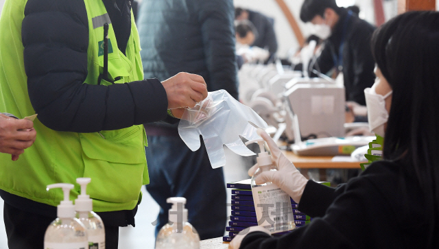 신종 코로나바이러스 감염증 예방을 위해 ‘제21대 국회의원 선거’ 투표소에서 기표 전에 유권자에게 위생 장갑을 나눠주고  있다. /서울경제DB