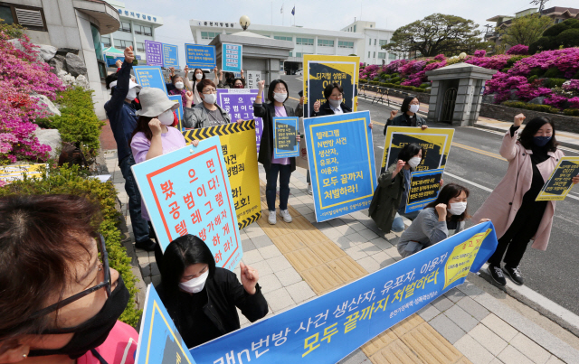 ‘제2 n번방’을 운영하면서 여중생 등을 협박해 성 착취물을 제작·배포한 혐의로 기소된 닉네임 ‘로리대장태범’ 배모(19)군의 재판이 열린 지난 1일 춘천지법 앞에서 강원도 내 50여개 단체로 구성된 ‘디지털성폭력대응 강원미투행동연대’ 회원들이 피켓을 들고 로리대장태범의 신상 공개와 텔레그램 ‘n번방’ 성 착취물 유포자 등에 대한 엄중한 처벌을 촉구하고 있다. /연합뉴스