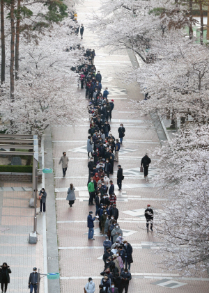 지난 3월 25일 소상공인들이 대구시 북구 소상공인시장진흥공단 앞에서 상담을 받기 위해 길게 줄을 서 있다. /연합뉴스