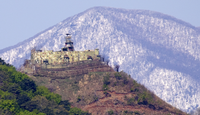 4·27 남북정상회담 1주년인 27일 강원도 고성통일전망타워 인근에서 바라본 보존GP와 금강산.  /사진=연합뉴스