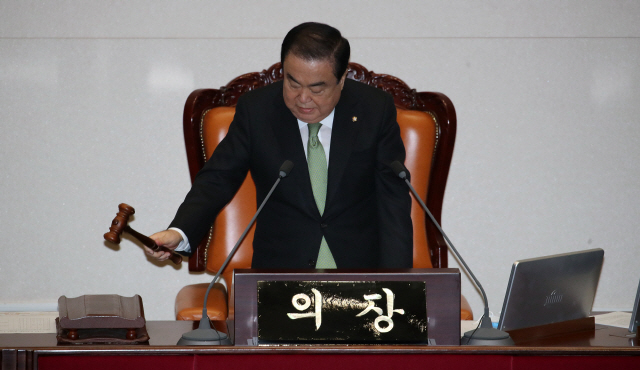 문희상 국회의장이 30일 국회에서 열린 제3차 본회의에서 개의를 선언하고 있다./연합뉴스