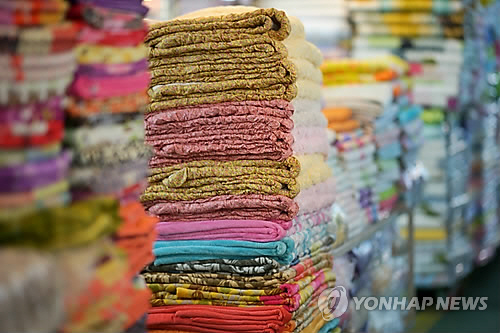 광장시장 침구류 판매 상점 전경 /연합뉴스