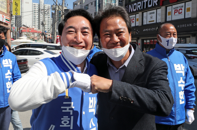 임종석 전 청와대 비서실장(오른쪽)이 8일 오후 충남 공주시 신관동에서 더불어민주당 박수현 후보 지원유세를 하고 있다. /사진=연합뉴스