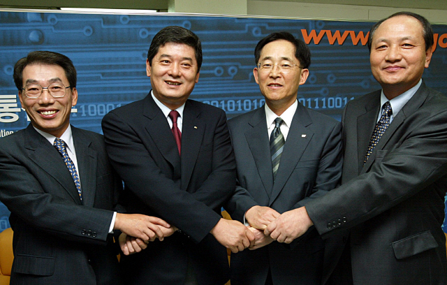 왼쪽부터 김우식 KTF 부사장, 표문수 SK텔레콤 사장, 이용경 KT 사장, 남용 LG텔레콤 사장 /김동호기자