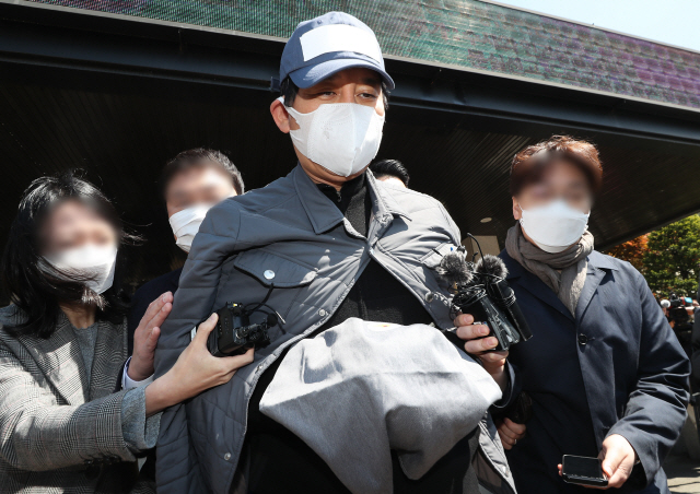 지난달 26일 김봉현 스타모빌리티 회장이 수원여객의 회삿돈 241억원을 빼돌린 혐의(특정경제범죄가중처벌법상 횡령)로 구속 전 피의자 심문(영장실질심사)을 받기 위해 경기도 수원남부경찰서 유치장에서 나오고 있다./수원=연합뉴스