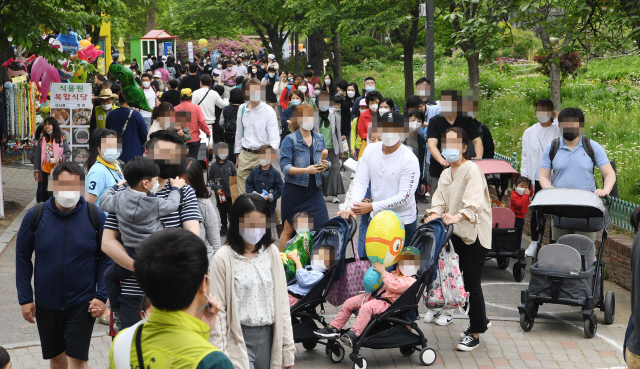 어린이날인 5일 서울 능동로의 어린이대공원 동물원 입구가 입장하려는 시민들로 북적이고 있다. 중앙재난안전대책본부는 6일부터 사회적 거리두기를 종료하고 생활 속 거리두기를 이행한다고 발표했다. /권욱기자.