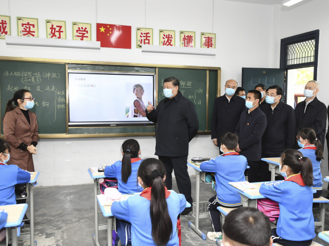 지난 4월21일 중국 산시성 안캉시의 한 초등학교를 방문한 시진핑 국가주석이 코로나19 사태 이후 개학한 학생들에게 교육의 중요성을 강조하고 있다. 산시성은 과거 공산당 홍군이 대장정 끝에 새 근거지를 마련한 곳이다. /신화연합뉴스