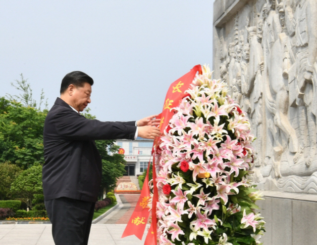시진핑 중국 국가 주석이 지난해 5월 20일 장시성 간저우시에 있는 ‘대장정출발기념비’에 헌화하고 있다. /신화연합뉴스