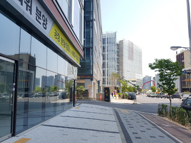 김포 시내의 한 지식산업센터 밀집지역. 아직 입주가 되지 않은 건물 옆으로 또다른 지식산업센터가 건립되고 있다. /김흥록기자