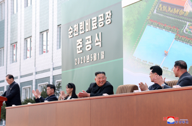 사망설에 휩싸였던 김정은 북한 국무위원장이 20일 만에 공개활동을 재개하며 건재함을 과시했다. 김 위원장이 노동절(5·1절)이었던 지난 1일 순천인비료공장 준공식에 참석했다고 조선중앙통신이 2일 보도했다./연합뉴스