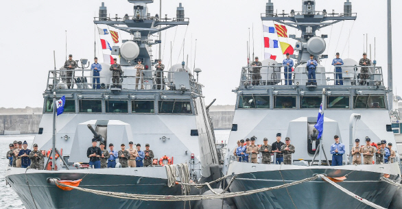 해군 모든 함정에 코로나19 대응 의료진 응원 깃발 게양