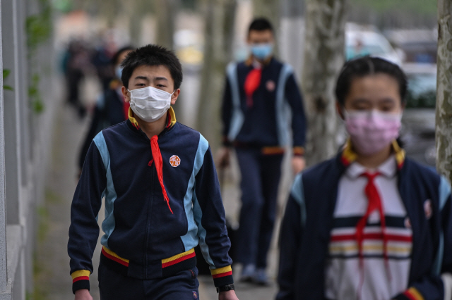 중국 상하이 중학생들이 지난달 27일 신종 코로나바이러스 감염증(코로나19) 예방 마스크를 쓰고 등교하고 있다. 학생들은 코로나19 확산 우려로 지난 1월 학교가 문을 닫은 이후 이날 처음으로 등교했다. /상하이=AFP연합뉴스