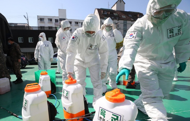 지난달 14일 대구 남구 경북예술고등학교에서 육군 50사단 장병들이 방역 작업을 준비하고 있다.   /대구=연합뉴스