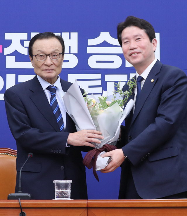 더불어민주당 이해찬 대표가  6일 오전 서울 여의도 국회에서 열린 최고위원회의에서 1년간 원내대표직을 수행한 이인영 원내대표에게 감사의 꽃다발을 전달하고  있다.민주당은 7일 원내대표 경선으로 통해 새로운 원내대표를 선출한다./연합뉴스