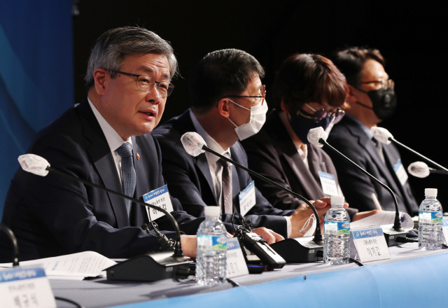 이재갑(왼쪽) 고용노동부 장관이 6일 오후 서울 광화문 KT스퀘어 드림홀에서 열린 대통령직속일자리위원회 ‘힘내라! 대한민국 일자리’ 타운홀 미팅에 참석해 발언하고 있다.  /연합뉴스