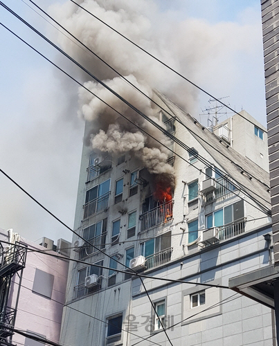 서울 신촌역 인근 원룸텔에서 화재가 난 모습. /연합뉴스