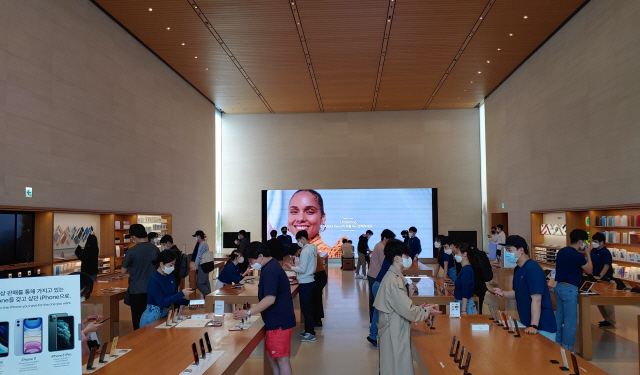 애플 고객들이 서울 강남 신사동 애플 가로수길 매장 안에서 제품을 둘러보고 있다./김성태 기자
