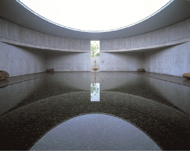 제주 서귀포시 안덕면 비오토피아에 위치한 수풍석미술관 가운데 수(水) 미술관. 천장에 뚫린 타원형의 공간을 통해 들어온 빛이 물에 반영되는 구조를 갖고 있다. /사진제공=ⓒSato Shinichi