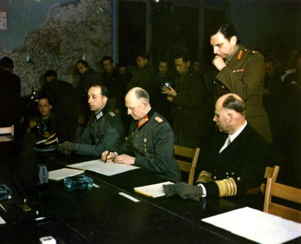 연합군 사령부에서 항복 문서에 서명하는 독일군 지휘부. /핀터레스트
