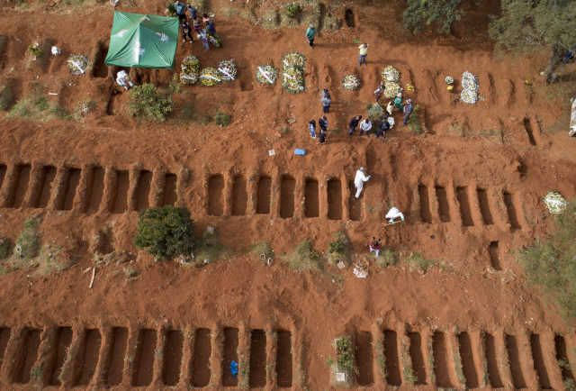 지난달 30일 연일 수백 명의 코로나19 사망자가 발생한 브라질 상파울루의 빌라포르모사 묘지에서 방호복을 입은 작업자들이 묫자리를 마련하고 있다. /상파울루=AP연합뉴스