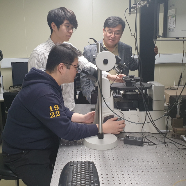 전헌수(오른쪽) 서울대 교수가 연구원들과 같이 근접장현미경을 통해 실험하고 있다. /사진제공=한국연구재단