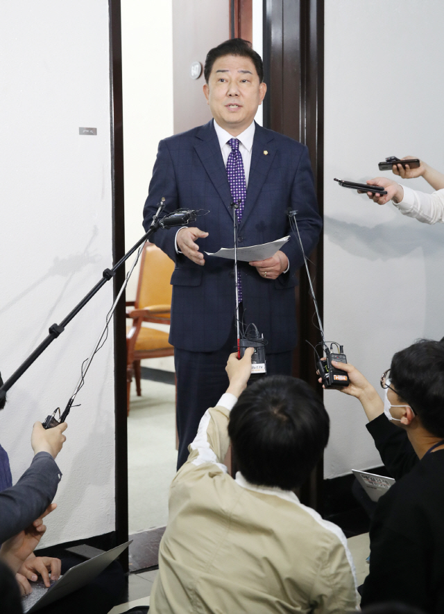 국회 정보위원회 소속 김병기 더불어민주당 간사가 6일 오후 서울 여의도 국회에서 열린 국가정보원 현안보고에 참석한 뒤 김정은 북한 국무위원장 건강이상설 등과 관련한 질문에 답하고 있다. /연합뉴스