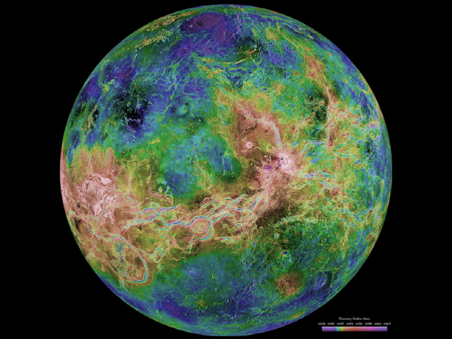 레이더로 본 금성의 표면 지도. 붉은색이 고도가 높은 산맥이다./NASA