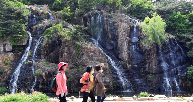 서울의 낮 최고기온이 27℃까지 오르는 등 초여름 날씨를 보인 7일 시민들이 인공 폭포수가 시원스레 쏟아져 내리는 서울 서대문구 홍제천을 산책하고 있다./오승현기자 2020.05.07