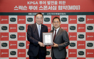 기념촬영 하는 구자철(왼쪽) KPGA 회장과 홍순성 던롭스포츠코리아 대표. /사진제공=KPGA