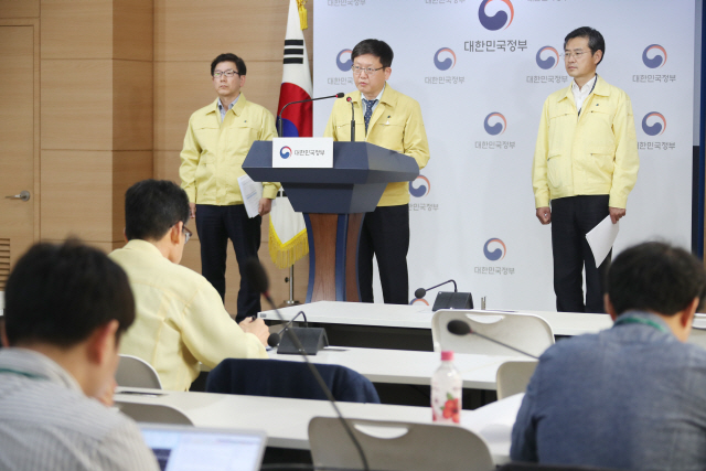 임서정 고용노동부 차관이 7일 정부서울청사에서 긴급재난지원금의 기부 방법을 설명하고 있다.   /연합뉴스