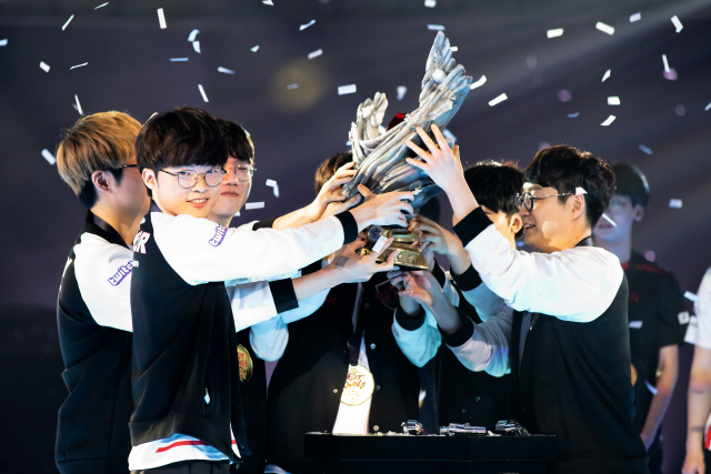 페이커(본명 이상혁)를 비롯한 SKT T1 소속 팀원들이 지난해 7월 서울 장충동에서 열린 LCK 리프트라이벌즈 결승전 트로피를 들어올리고 있다. /연합뉴스