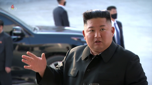 북한 김정은 국무위원장이 노동절(5·1절)이었던 지난 1일 순천인비료공장 준공식에 참석했다고 조선중앙TV가 2일 보도했다. /연합뉴스