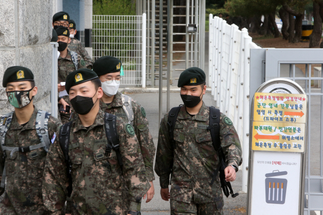 신종 코로나바이러스 감염증(코로나19) 확산 방지를 위해 통제됐던 장병 휴가가 정상 시행된 8일 오전 강원 춘천시 육군 2군단 사령부 위병소에서 병사들이 휴가를 떠나고 있다./춘천=연합뉴스