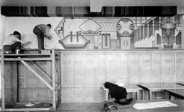 1930년대 경제 대공황 당시 미국 ‘뉴딜 정책’의 일부로 공공사업진흥청(WPA)이 진행한 공공건물의 벽화작업에 참여한 화가들이 그림을 그리고 있다.