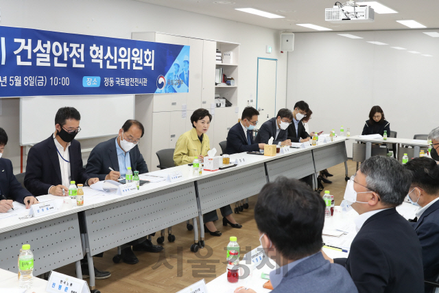 김현미 국토교통부 장관과 건설안전 혁신위원들이 8일 킥오프회의에 참석해 의견을 나누고 있다./사진제공=국토교통부