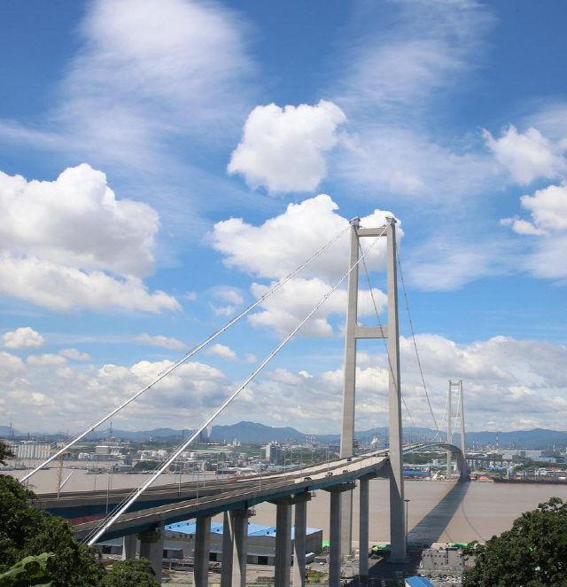 울산 동구 염포산에서 바라 본 울산대교. /사진제공=울산시