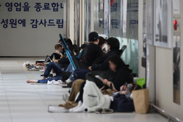 지난 4일 서울의 한 마트 앞에서 ‘닌텐도 스위치 동물의숲 에디션’을 구입 못한 시민들이 익일 판매량을 구입하기 위해 기다리고 있다. /연합뉴스