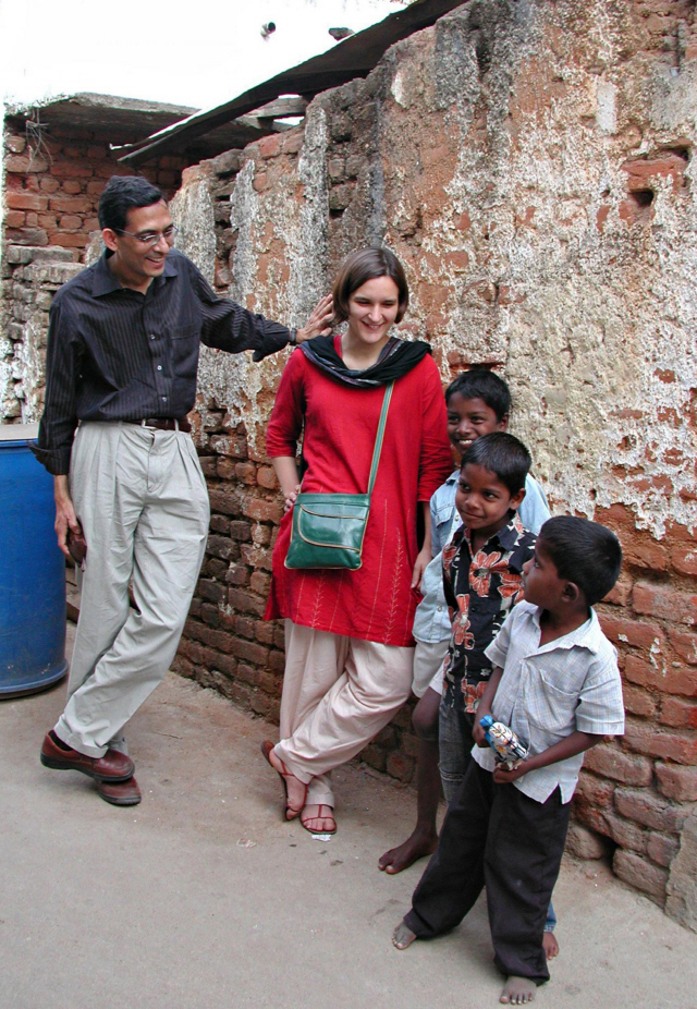 2019년 노벨경제학상 수상자인 아비지트 배너지·에스테르 뒤플로 MIT 교수 부부가 인도 어린이들과 함께 서 있는 모습./UPI연합뉴스