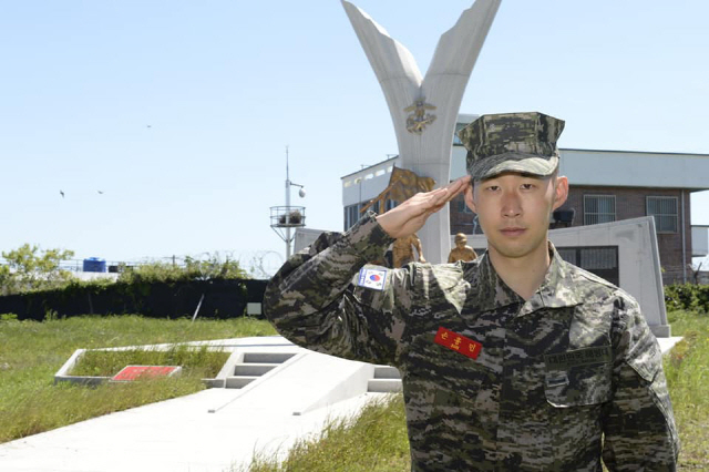 손흥민이 기초군사훈련 중 해병대 상징탑 앞에서 거수경례를 하고 있다. /출처=해병대 페이스북