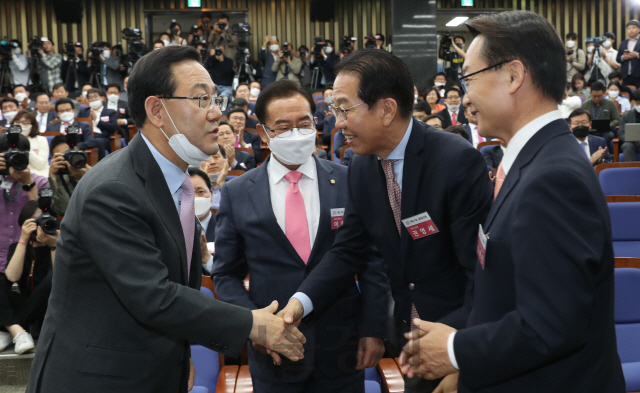 주호영, '김태년은 훌륭한 협상 파트너…협조하겠다'