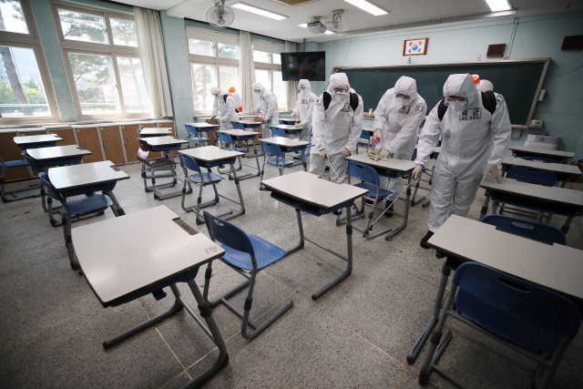 등교 수업을 앞둔 대구시 한 고등학교에서 육군 장병들이 방역작업을 실시하고 있다./연합뉴스