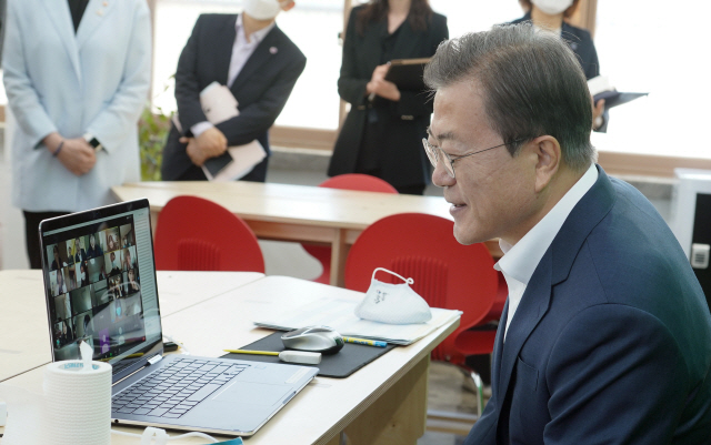 문재인 대통령이 8일 오전 다음 주 등교 개학을 앞둔 서울 용산구 중경고등학교를 방문, 실시간 온라인 수업 중인 학생들과 대화하고 있다./연합뉴스