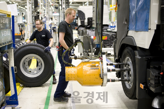 볼보트럭, 유럽 생산 공장 운영 재개
