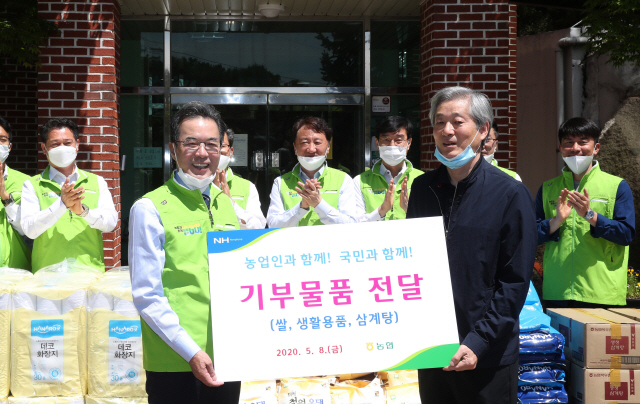 이성희(앞줄 왼쪽) 농협중앙회장과 임직원이 8일 어버이날을 맞아 서울 종로구 청운양로원을 방문해 후원물품을 전달한 후 기념촬영을 하고 있다. /사진제공=농협