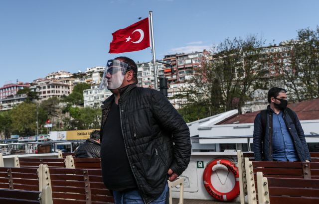 6일(현지시간) 터키 이스탄불에서 마스크를 쓴 시민이 거리를 지나고 있다./이스탄불=EPA연합뉴스